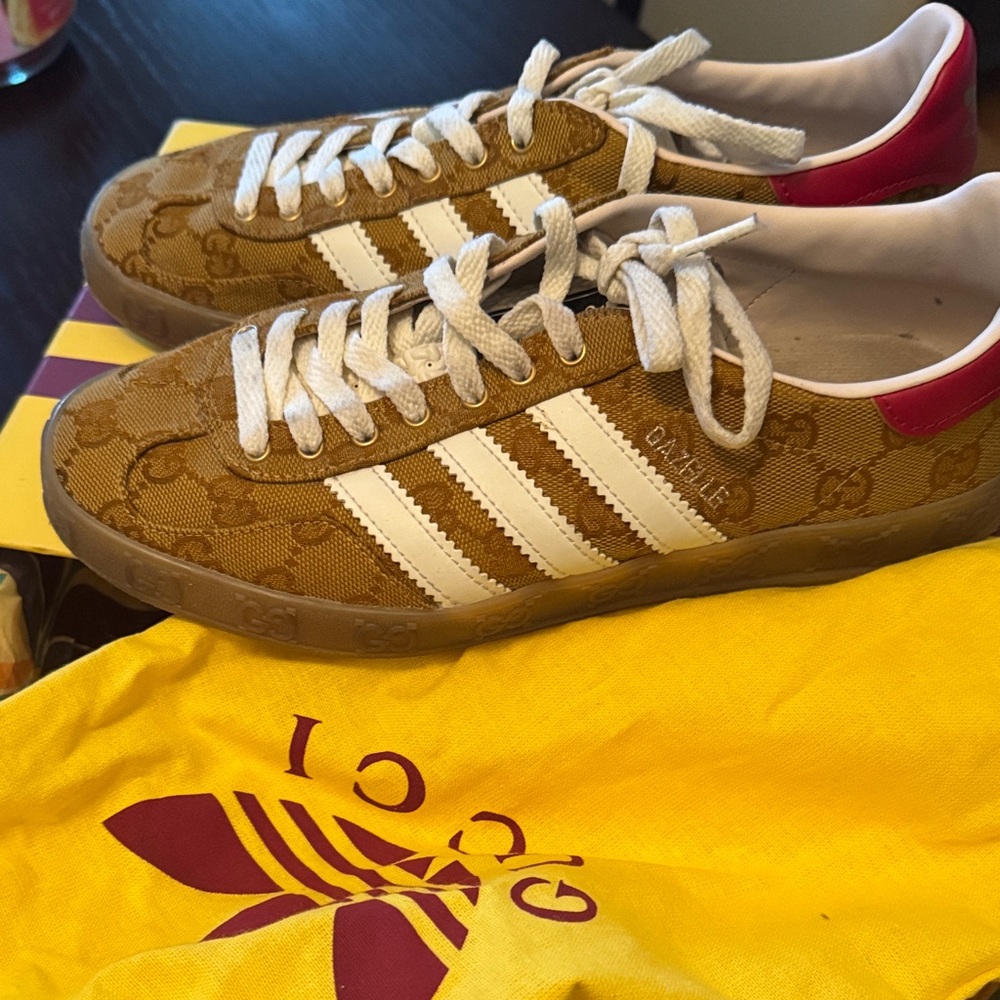 Gucci Tan Sneakers with White Accents - Picture 2 of 6